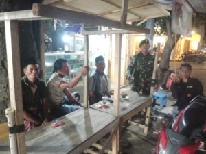 Babinsa Koramil 1608-02/Bolo Lakukan Ronda Malam untuk Meningkatkan Keamanan dan Ketertiban Wilayah
