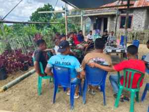 Babinsa Ramil 1602-01/Ende Tingkatkan Kamtibmas Lewat Komsos dan Pamwil di Desa Raburia