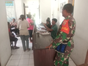 Babinsa Naikliu Pantau Penyaluran Bansos Triwulan Empat