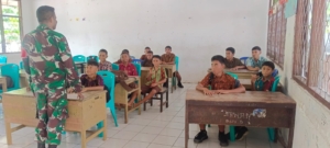 Babinsa Ramil 1602-01/Ende Gelar Komsos dan Pamwil Bersama Pelajar SMPN 1 Ndona