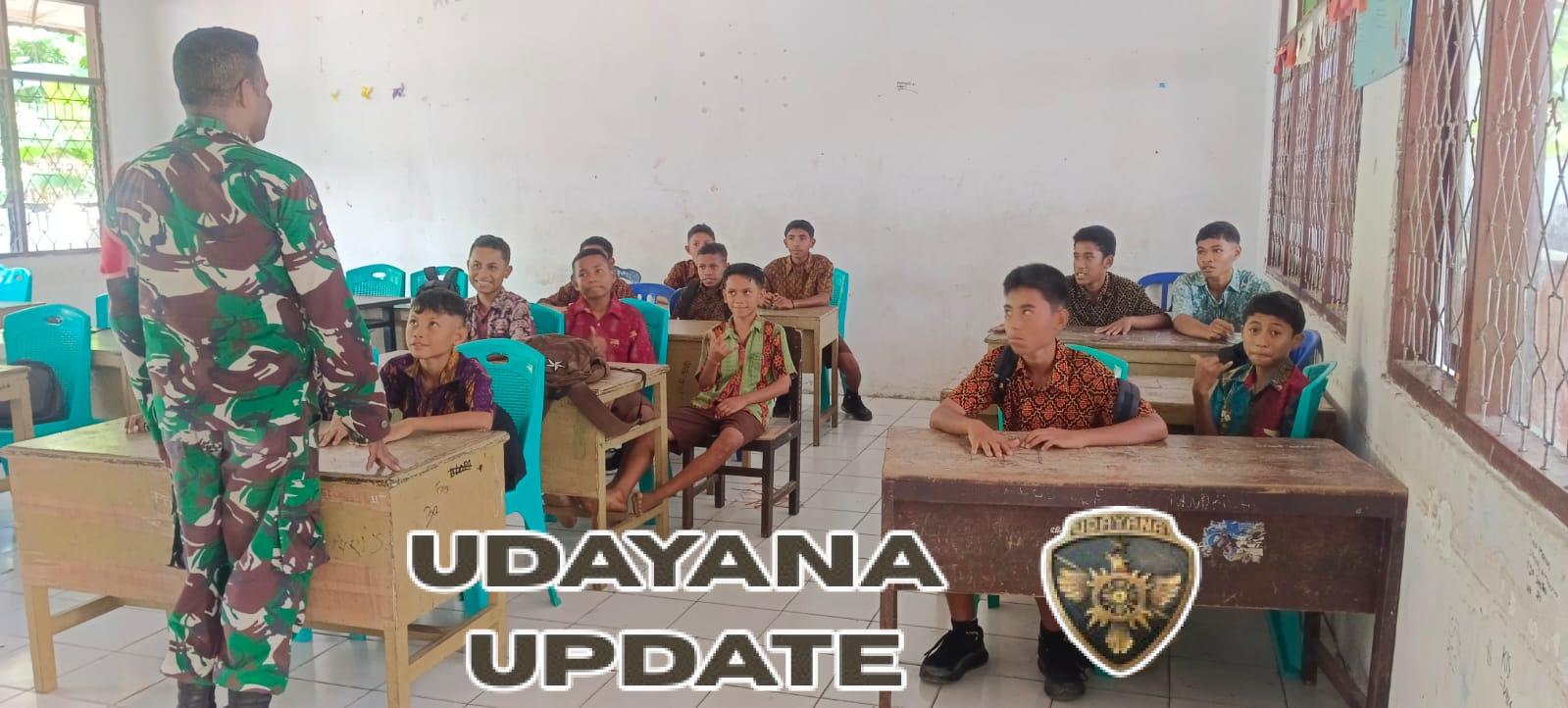 Babinsa Ramil 1602-01/Ende Gelar Komsos dan Pamwil Bersama Pelajar SMPN 1 Ndona