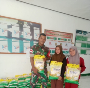 Babinsa Batutua Gelar Penjualan Beras SPHP dalam Program Gerakan Pangan Murah