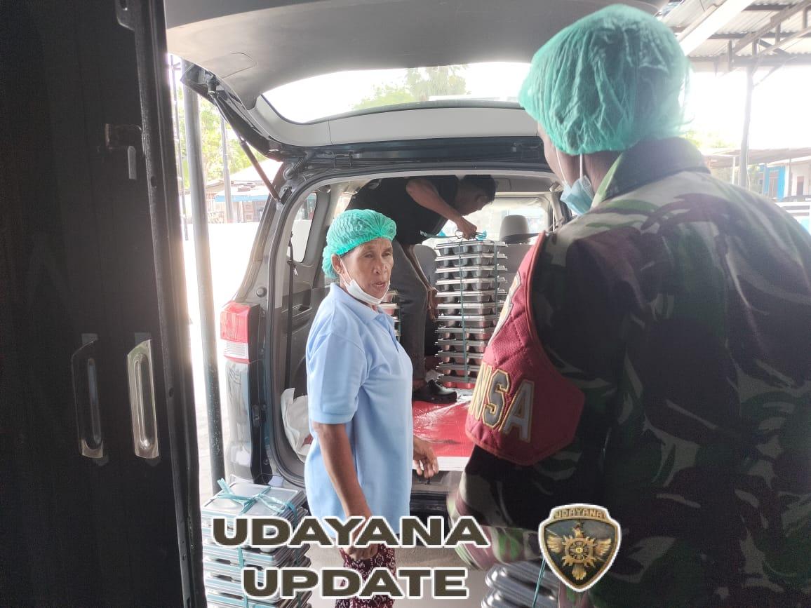 Babinsa Pantai Baru Dampingi Pembagian Makan Bergizi untuk 3.093 Pelajar di Rote Ndao