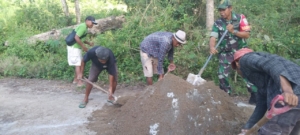 Babinsa Koramil Wolowaru Laksanakan Karya Bakti Perbaikan Saluran Irigasi di Desa Detupera