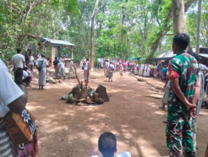 Babinsa Talibura Hadiri Acara Adat di Desa Waipaar