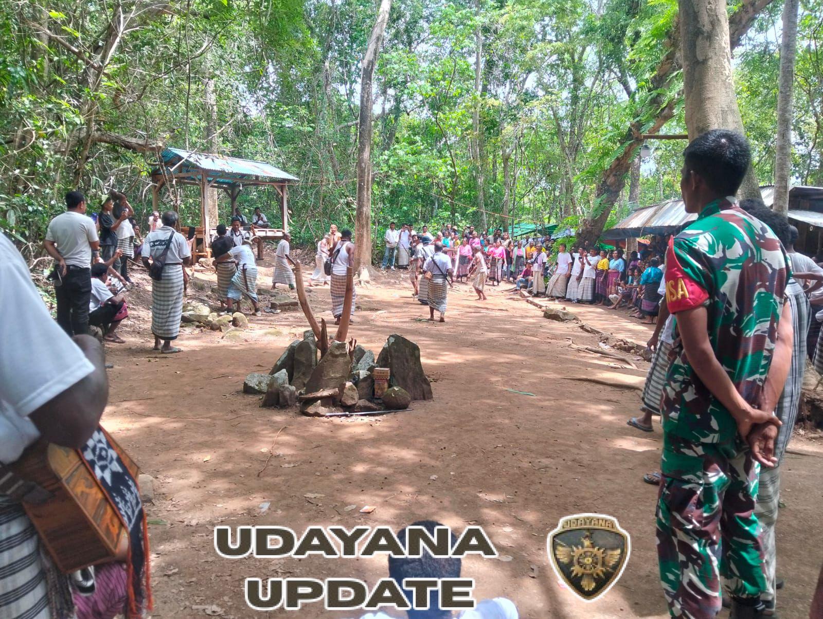 Babinsa Talibura Hadiri Acara Adat di Desa Waipaar