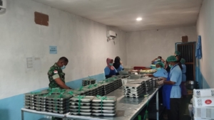 Babinsa Rote Timur Dampingi Pembagian 2.905 Paket Makan Bergizi untuk Siswa di Papela