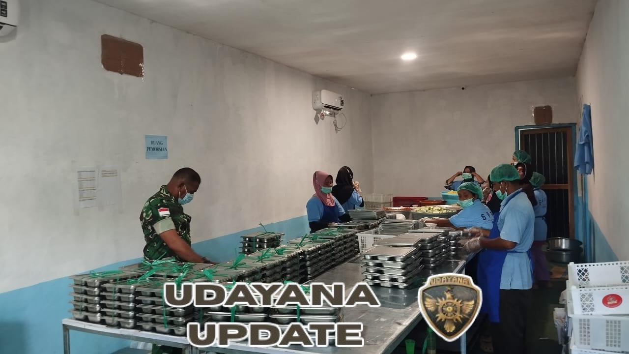 Babinsa Rote Timur Dampingi Pembagian 2.905 Paket Makan Bergizi untuk Siswa di Papela