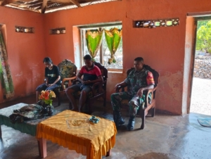 Babinsa Batutua Ajak Warga Tolama Siapkan Lahan Tanam Hadapi Musim Hujan