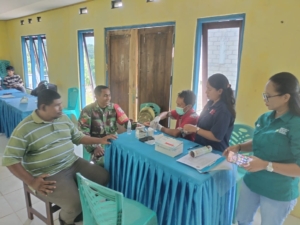 Babinsa Koramil 1627-02/Pantai Baru Dampingi Warga dalam Sosialisasi HIV dan Pemeriksaan Kesehatan