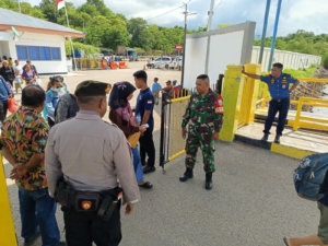 Piket Koramil 1627-02/Pantai Baru Monitor Bongkar Muat KMP Kalibodri di Pelabuhan Pantai Baru