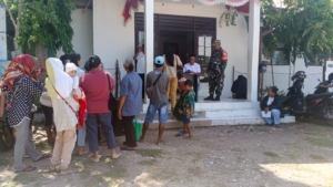 Babinsa Koramil 05/Waingapu Dampingi Penyaluran BLTS untuk 501 KK di Kecamatan Pandawai