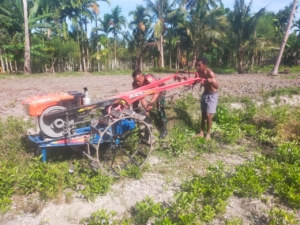 Babinsa Dampingi Warga Hadakamali Persiapan Lahan Tanam Jagung Menjelang Musim Hujan