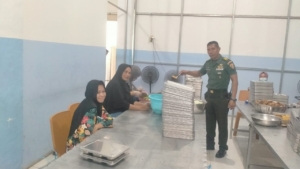 Babinsa Mangge Asi Dampingi Penyaluran Logistik BGN Berjalan Lancar