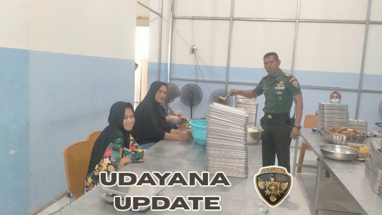 Babinsa Mangge Asi Dampingi Penyaluran Logistik BGN Berjalan Lancar