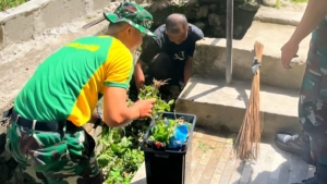 Satgas Pamtas Pos Auren–Fatuha Gelar Karya Bakti Bersihkan Gereja Paroki Alas