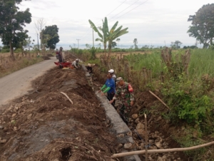 Babinsa Koramil 1614-05 Pekat Dampingi Pembangunan Irigasi di Desa Sorinomo