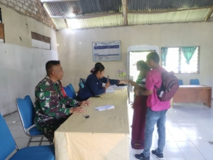 Babinsa Koramil 02/Walakaka Dampingi Penyaluran BLT di Desa Harona Kalla