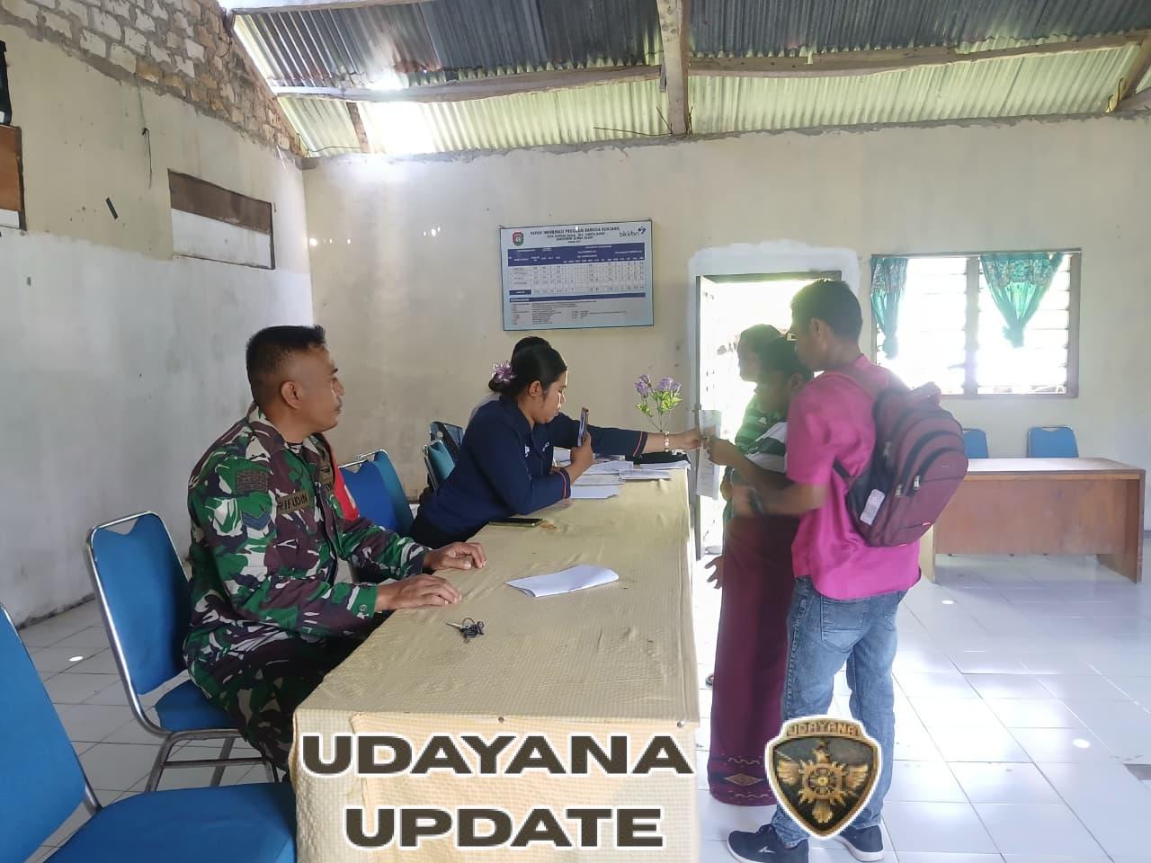 Babinsa Koramil 02/Walakaka Dampingi Penyaluran BLT di Desa Harona Kalla