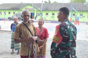 Peduli Kesehatan Mata, Satgas Pamtas Yonarhanud 2 Kostrad Adakan Pemeriksaan Mata dan Pembagian 500 Kacamata Gratis