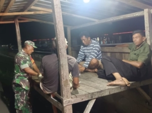 “Babinsa Koramil Monta Tingkatkan Keamanan dengan Patroli Siskamling di Desa Binaan”