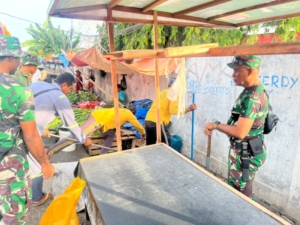 Kodim 1601/Sumba Timur dan Forkopimda Gelar Aksi Jumat Bersih di Pasar Matawai