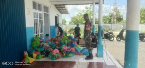 Babinsa Koramil 1627-01 Ba’a Kawal Distribusi 3.065 Paket Makanan Bergizi Gratis di Rote Ndao