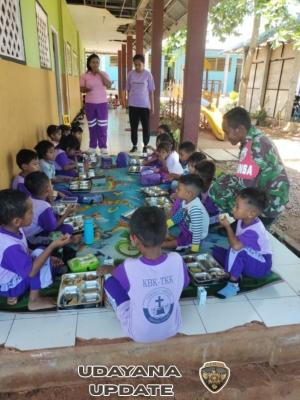 Babinsa Koptu Mesak Foeh Dampingi Pembagian 3.093 Paket Makanan Bergizi di Pantai Baru