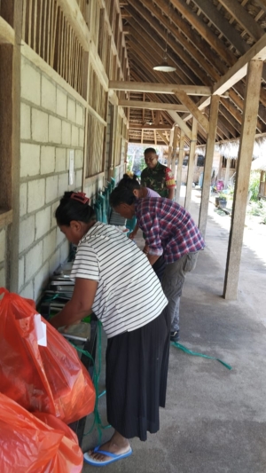 Serda Ismail Rahadat Dampingi Penyaluran 2.905 Paket Makanan Bergizi di Kecamatan Rote Timur