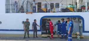 Babinsa Omesuri Kawal Kelancaran Aktivitas Kapal di Pelabuhan Balauring