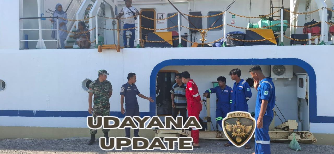 Babinsa Omesuri Kawal Kelancaran Aktivitas Kapal di Pelabuhan Balauring