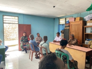 Babinsa Kewapante Tingkatkan Sinergi, Laksanakan Komsos Bersama Aparat Desa Munerana