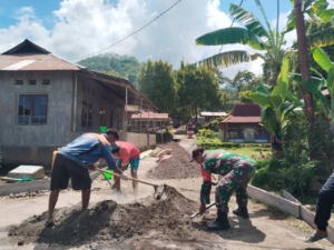 Babinsa Koramil Detusoko Pimpin Karya Bakti Rabat Jalan Bersama Warga Desa Niowula