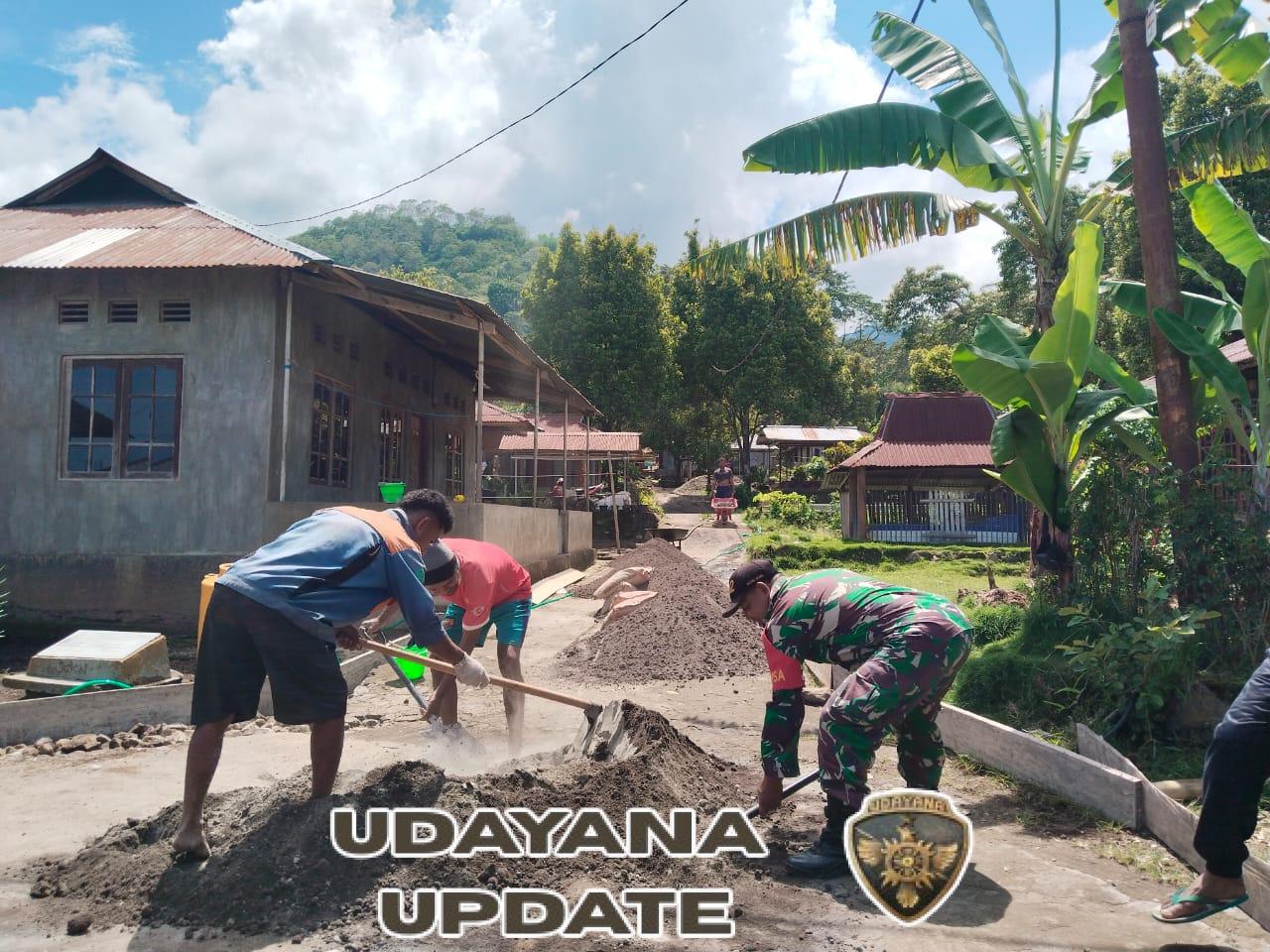 Babinsa Koramil Detusoko Pimpin Karya Bakti Rabat Jalan Bersama Warga Desa Niowula