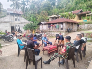 Babinsa Koramil Ende Laksanakan Komsos dan Pamwil Bersama Warga Ndorurea