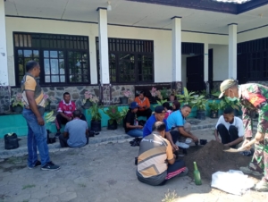 Babinsa Koramil Maurole Bersama Lintas Sektor Dukung Program MBG Lewat Pengisian Tanah ke Polibek