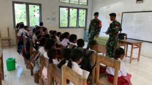 Satgas Pos Auren Kenalkan Dasar-Dasar Komputer kepada Siswa SDI Auren