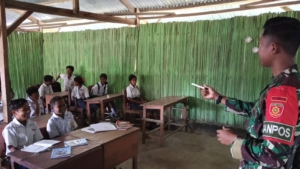 Satgas Pos Laktutus Hadirkan Pembelajaran Interaktif di SMPN Satap Tubaki