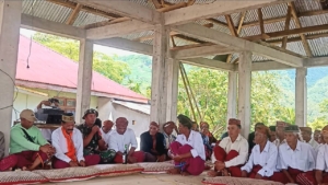 Babinsa Sertu Kusumaningrat Hadiri Ritual Adat Raum Bubung Gendang Kole di Satar Mese Utara