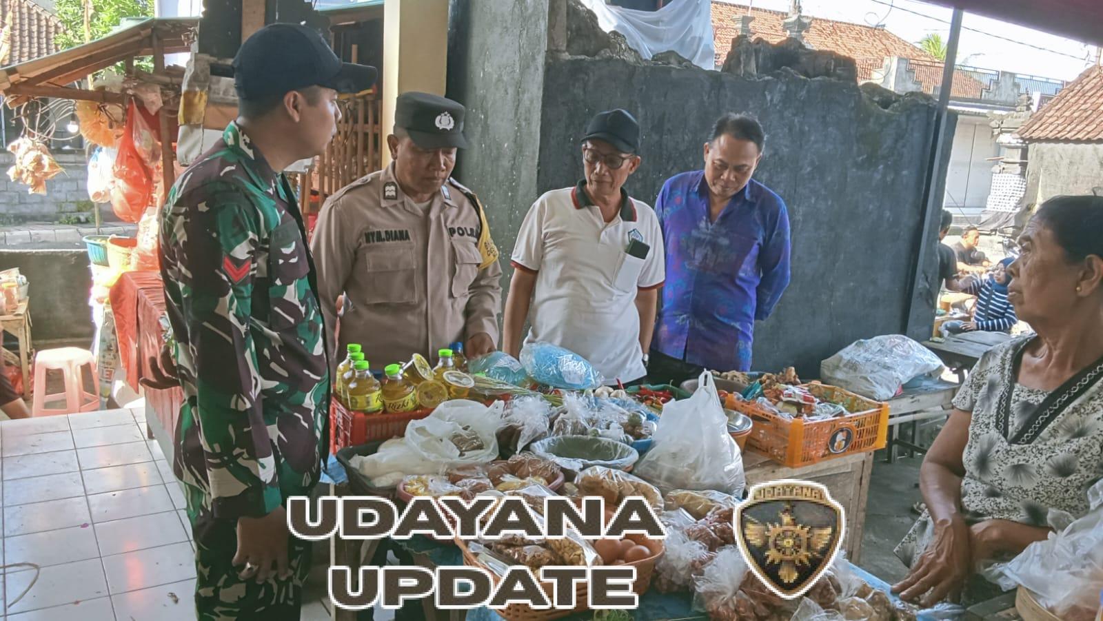 Jelang Hari Raya Kuningan, Babinsa Kamasan Monitoring Aktifitas Warga Di Pasar Tradisional