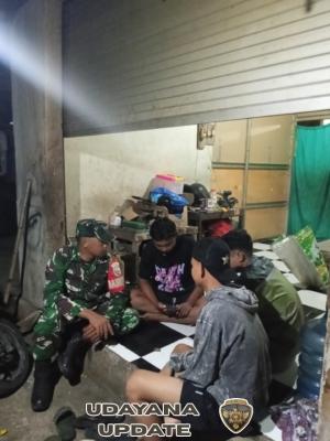 Babinsa Koramil 1628-05/Jereweh Gelar Patroli Malam dan Silaturahmi dengan Warga untuk Jaga Kamtibmas