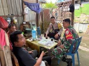 Koramil 1628-03/Seteluk Bersama Aparat Desa Tangani Kasus Anjing Positif Rabies di Desa Seran