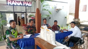 Babinsa Jadi Garda Terdepan, Distribusi 7,8 Ton Beras Bantuan di Desa Yeh Sumbul Berjalan Aman dan Tertib