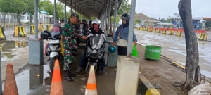 Babinsa Koramil 1628-04/Poto Tano Laksanakan PAM di Pelabuhan Poto Tano, Aktivitas Berjalan Aman dan Lancar