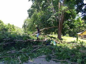 Babinsa Detusoko dan Warga Mukusaki Gelar Kerja Bhakti Bersihkan Lahan Koperasi