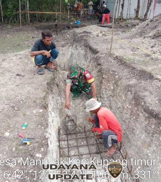 Babinsa Manusak Kawal Progres Pembangunan KDKMP Secara Maksimal