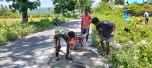 Babinsa Maurole Bantu Warga Ranokolo Selatan Pengerjaan Irigasi dan Pantau Kamtibmas