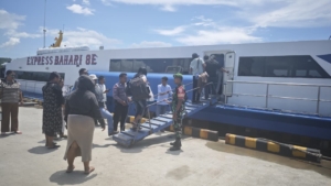 Piket Koramil 1627-01/Ba’a Laksanakan Pemantauan Kedatangan Kapal Expres Bahari 8E di Pelabuhan Ba’a