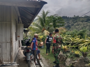 Babinsa Ende Laksanakan Komsos dan Pamwil, Jaga Kamtibmas di Desa Tenda Ondo