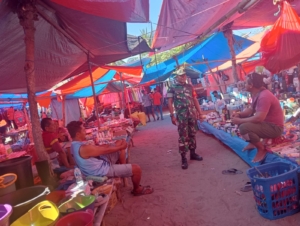 Babinsa Maurole Laksanakan Pamwil dan Komsos, Ingatkan Warga Jaga Kebersihan Pasar